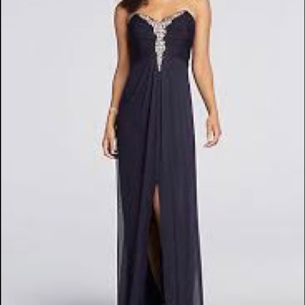 Elegant long dress with crystal- ruched bodice in White size 8- runs big